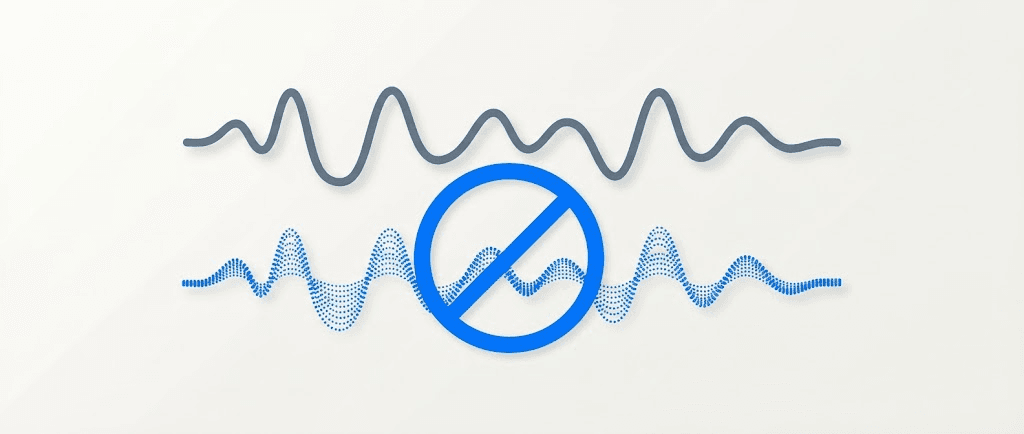 Dos ondas de audio: la voz humana arriba en gris, y abajo su clon sintético punteado con símbolo de prohibido