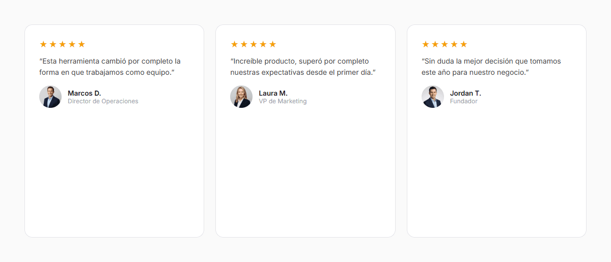 Tres tarjetas de testimonio con avatar de stock genérico, nombre y cargo inventados, y cinco estrellas decorativas